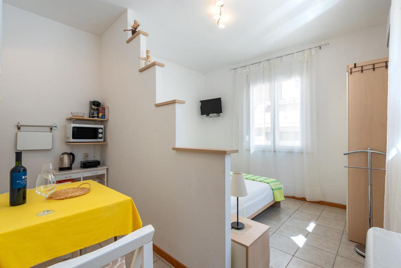 Apartments By The Sea Jelsa, Hvar - 11319 ييلسا المظهر الخارجي الصورة