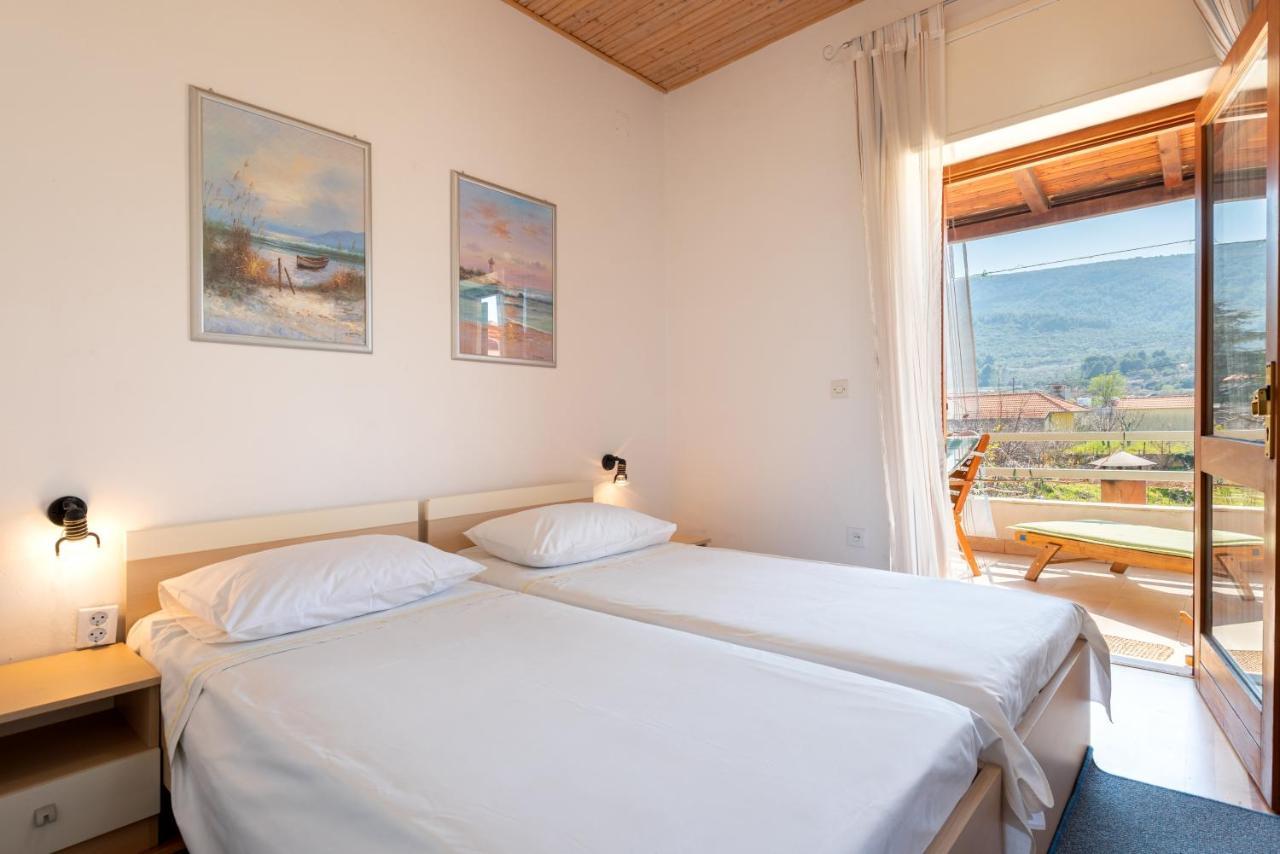 Apartments By The Sea Jelsa, Hvar - 11319 ييلسا المظهر الخارجي الصورة