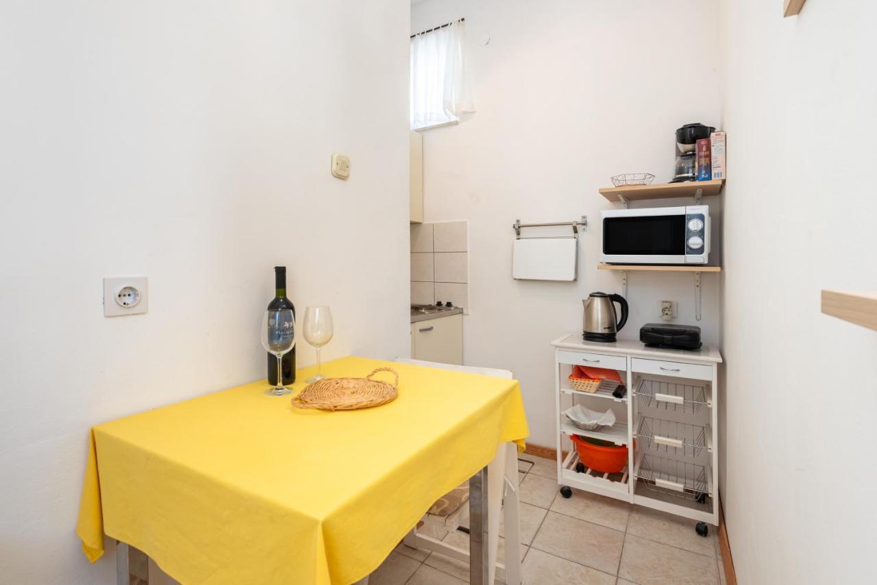 Apartments By The Sea Jelsa, Hvar - 11319 ييلسا المظهر الخارجي الصورة