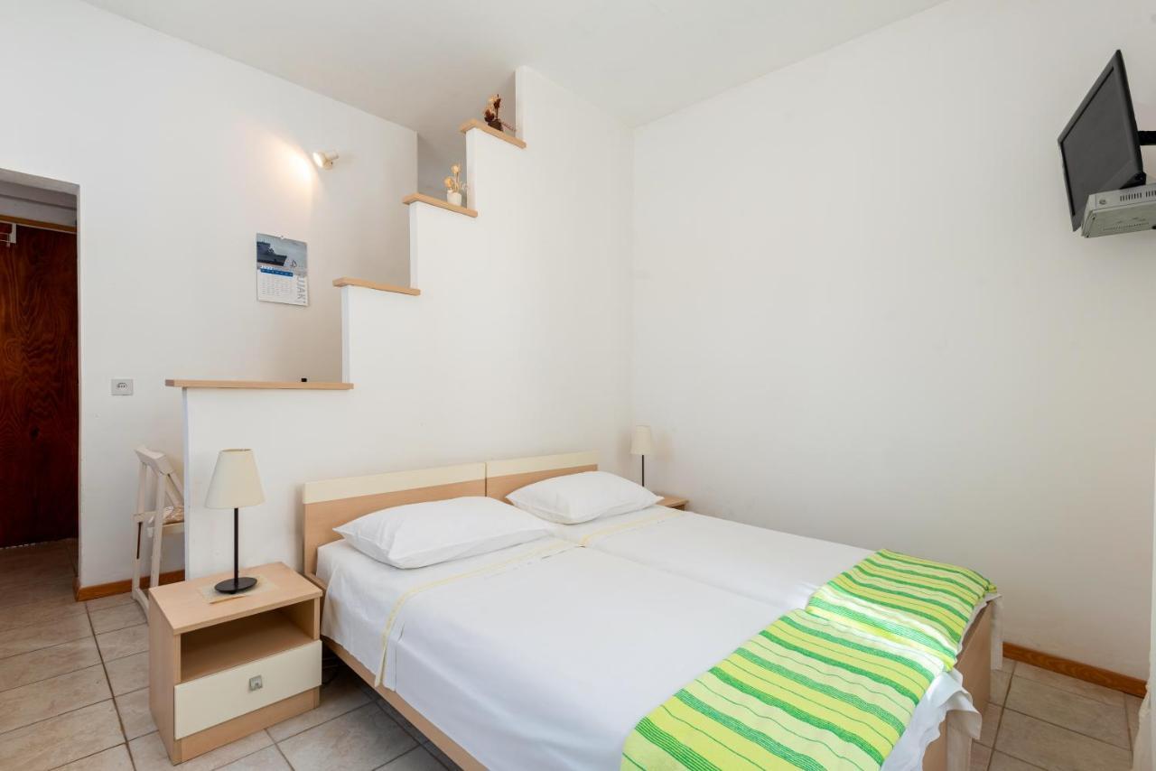 Apartments By The Sea Jelsa, Hvar - 11319 ييلسا المظهر الخارجي الصورة